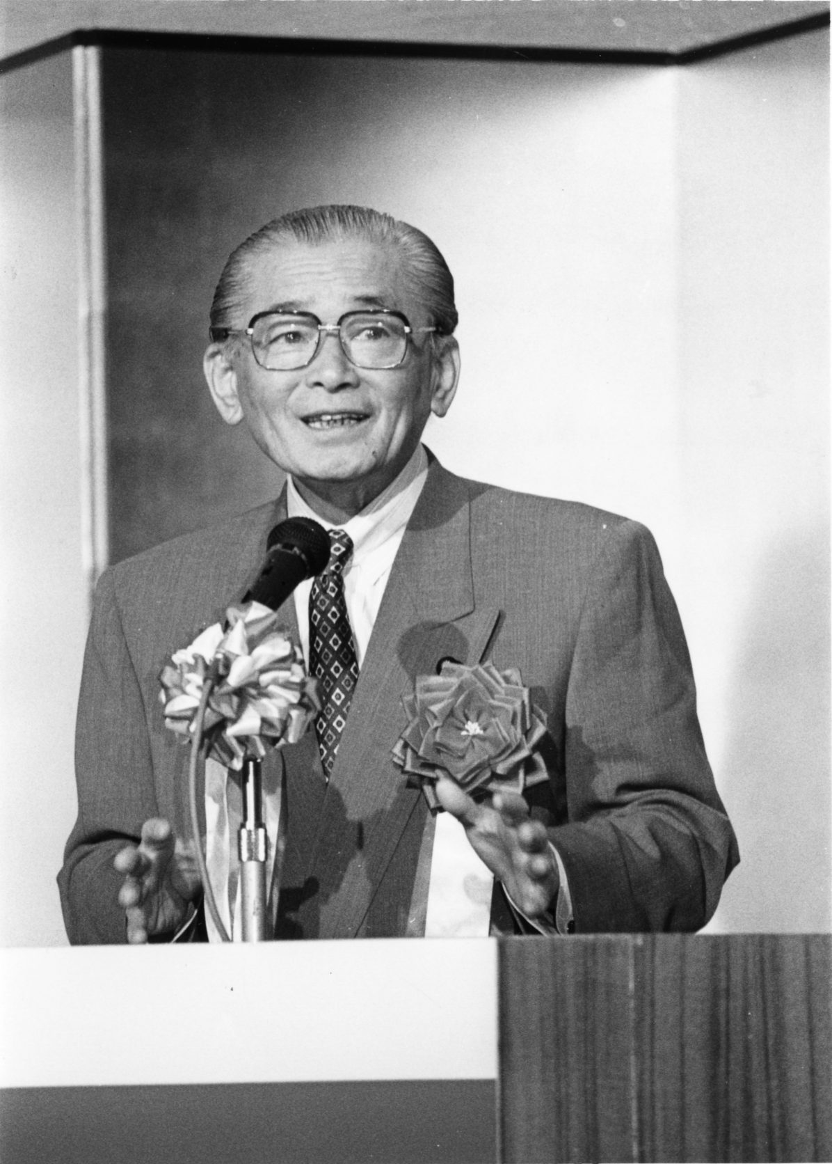 扁額　人生訓　早稲田式　速記文字　竹下登元総理大臣の施政方針演説　結び　一節 竹下登元総理と親交、早稲田OBの頂点 ｜ ニュース ｜ Zaisatsu.jp